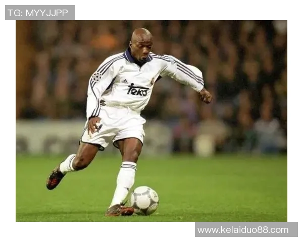 足球球星背影独特魅力展现个性与力量感让人无法忽视的瞬间